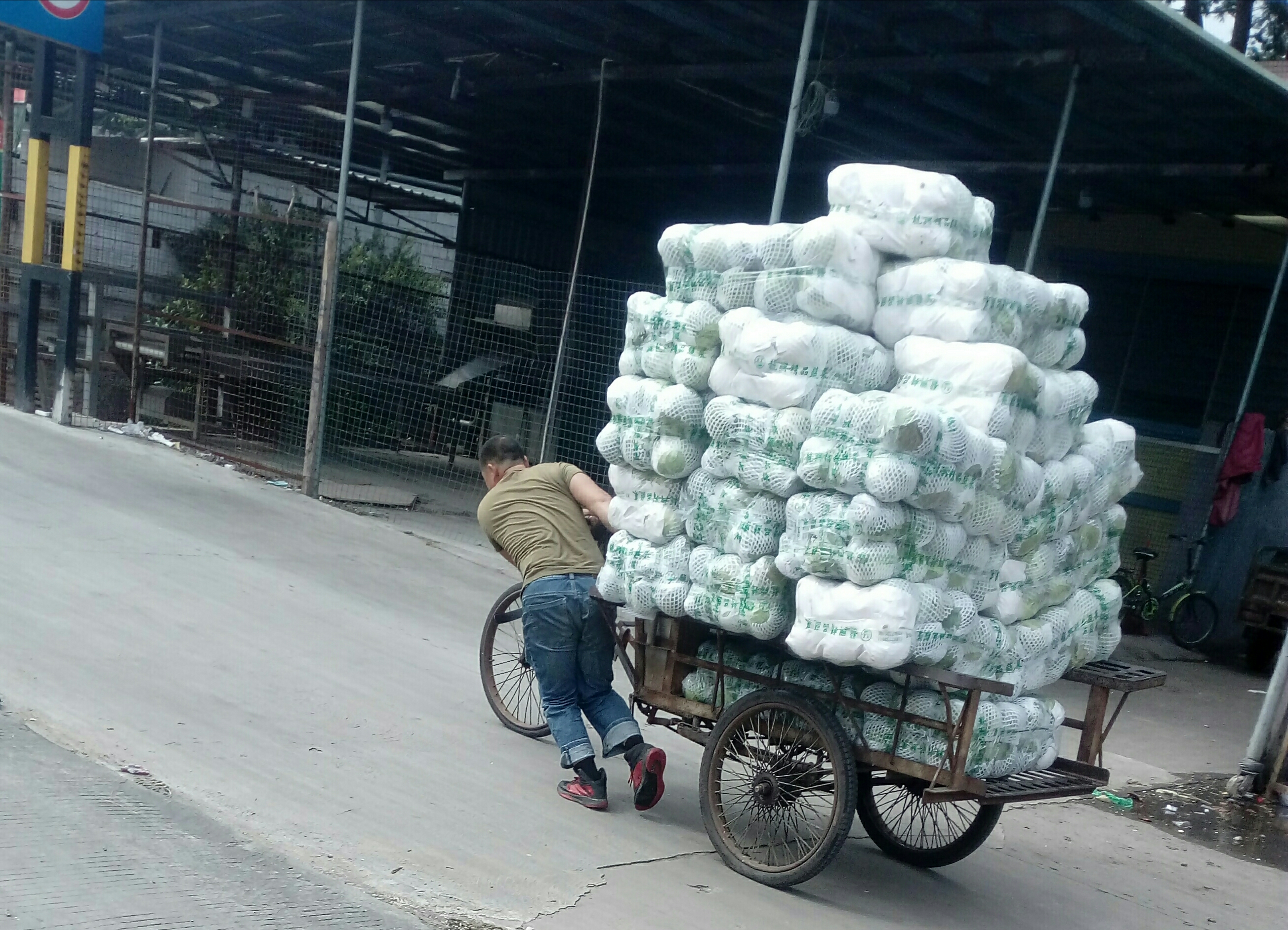 蔬菜批发市场卸货工资,蔬菜批发市场搬运工干什么