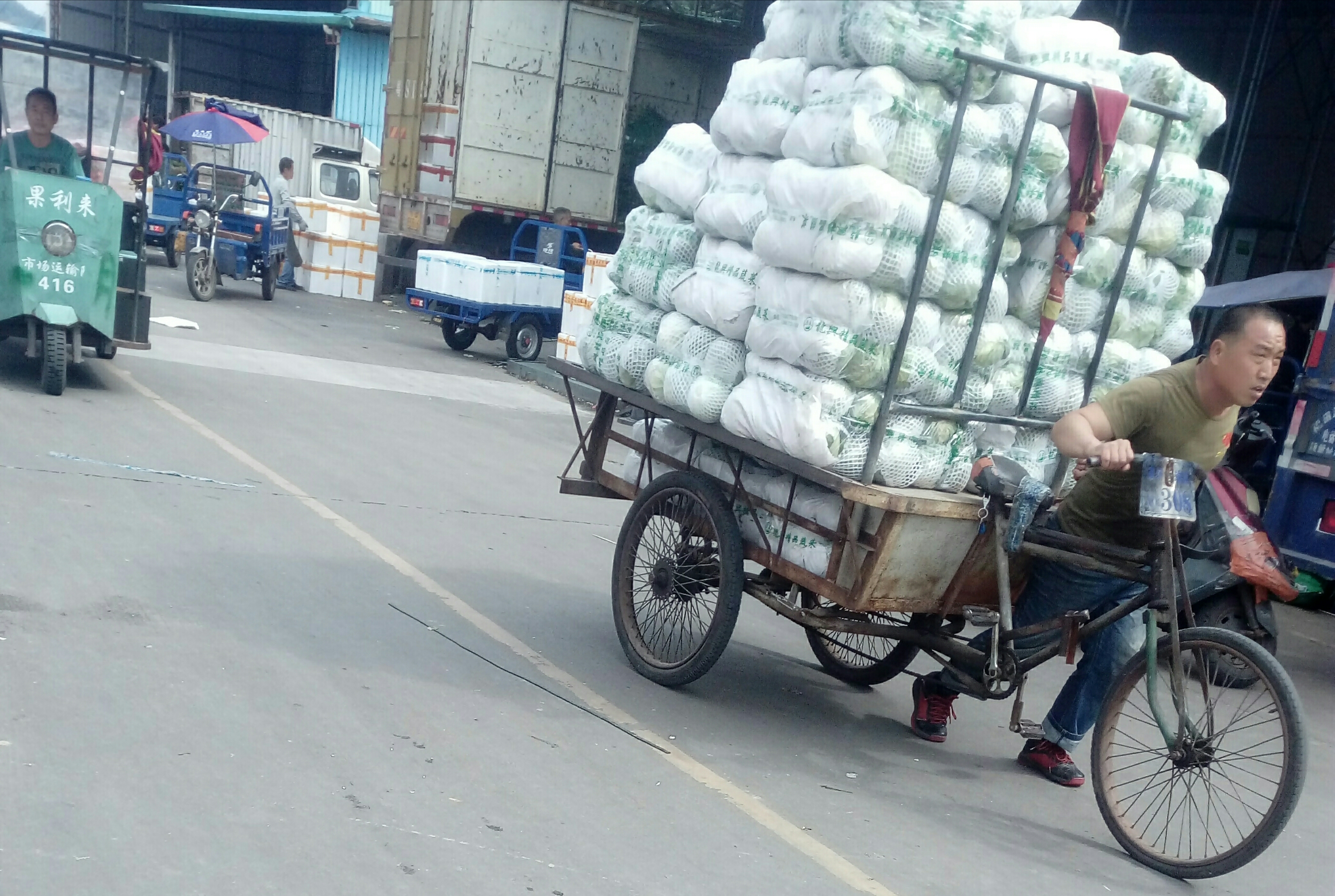 蔬菜批发市场卸货工资,蔬菜批发市场搬运工干什么