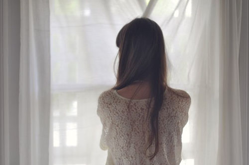 “这个伤怎么来的？”戚泽殇死死盯着她肩头的伤疤，眸中神色翻涌