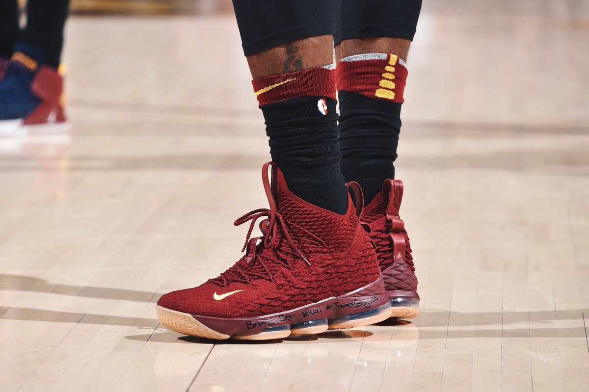 “师弟”让这双鞋在赛场上寿终正寝!IT穿这双鞋说出了湖人总…!