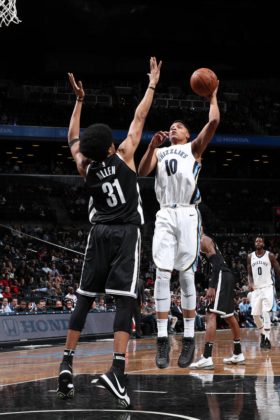 “师弟”让这双鞋在赛场上寿终正寝!IT穿这双鞋说出了湖人总…!