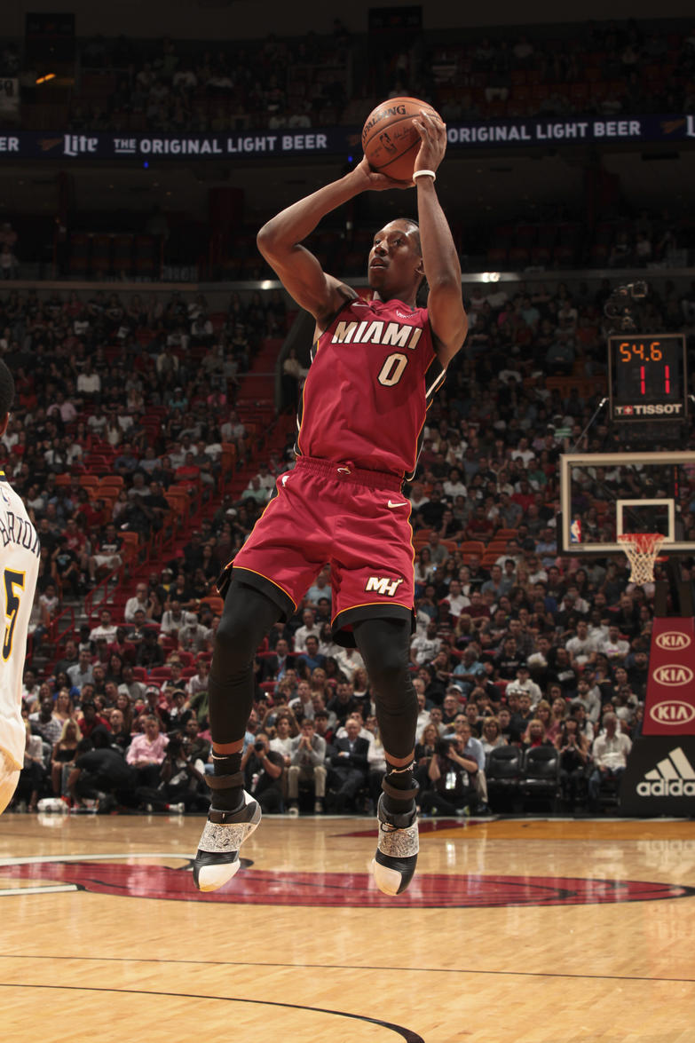 “师弟”让这双鞋在赛场上寿终正寝!IT穿这双鞋说出了湖人总…!