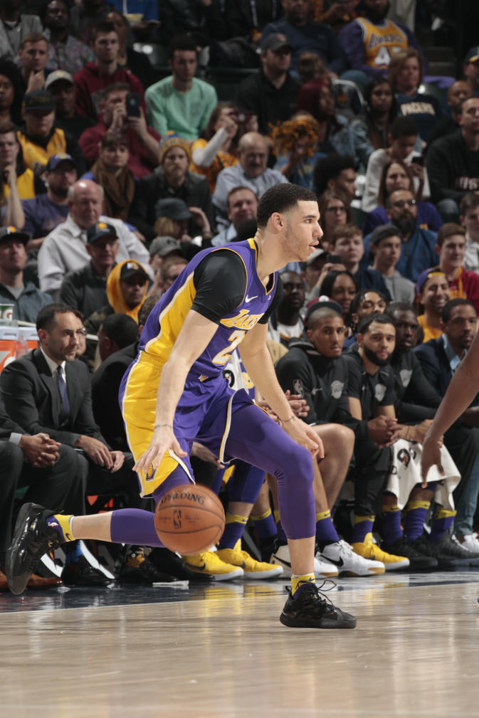 “师弟”让这双鞋在赛场上寿终正寝!IT穿这双鞋说出了湖人总…!