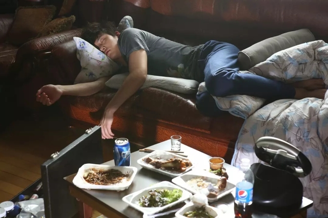 开场15分钟,两个大反转,网友:韩国导演太调皮