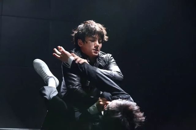 开场15分钟,两个大反转,网友:韩国导演太调皮