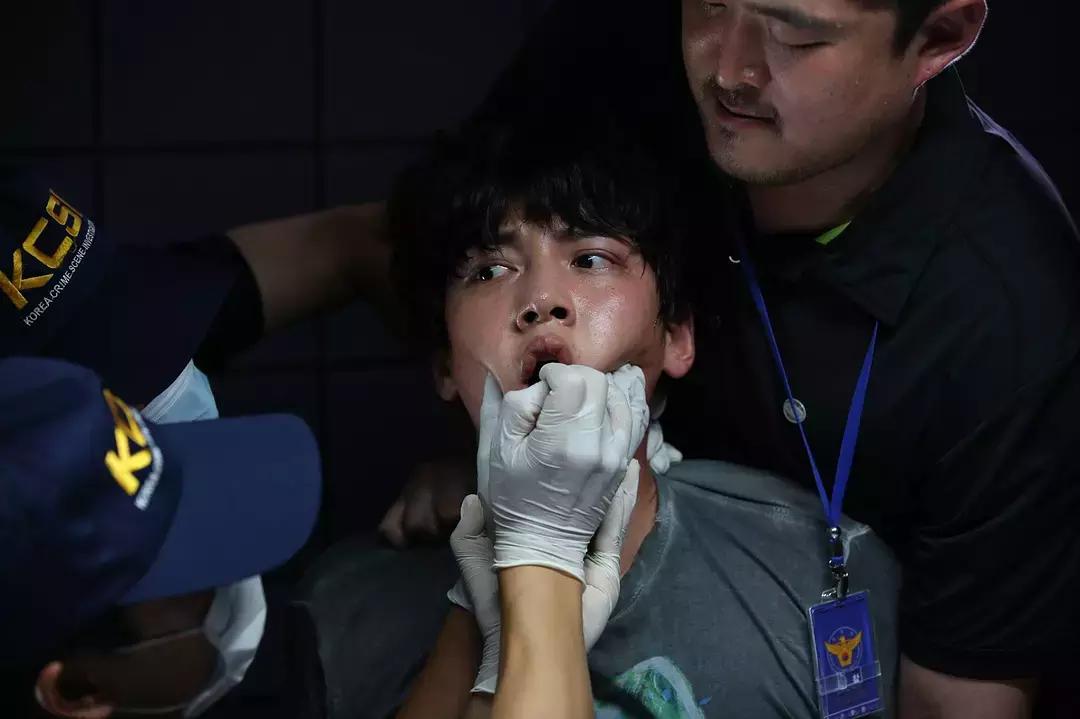 开场15分钟,两个大反转,网友:韩国导演太调皮