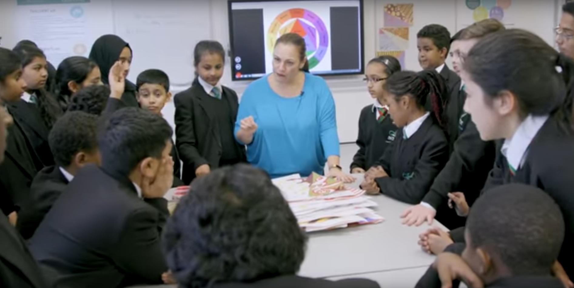 老师为教学会生自学35门语言，网友却说：真想扇自己老师一巴掌！