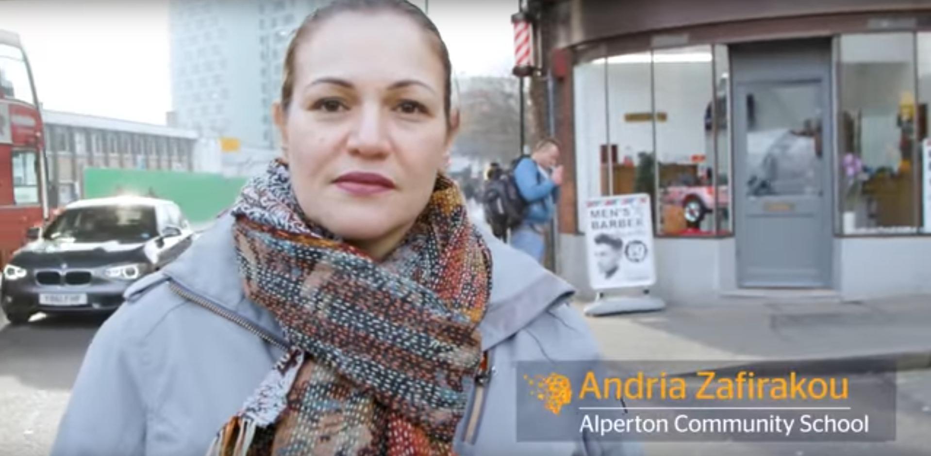 老师为教学会生自学35门语言，网友却说：真想扇自己老师一巴掌！