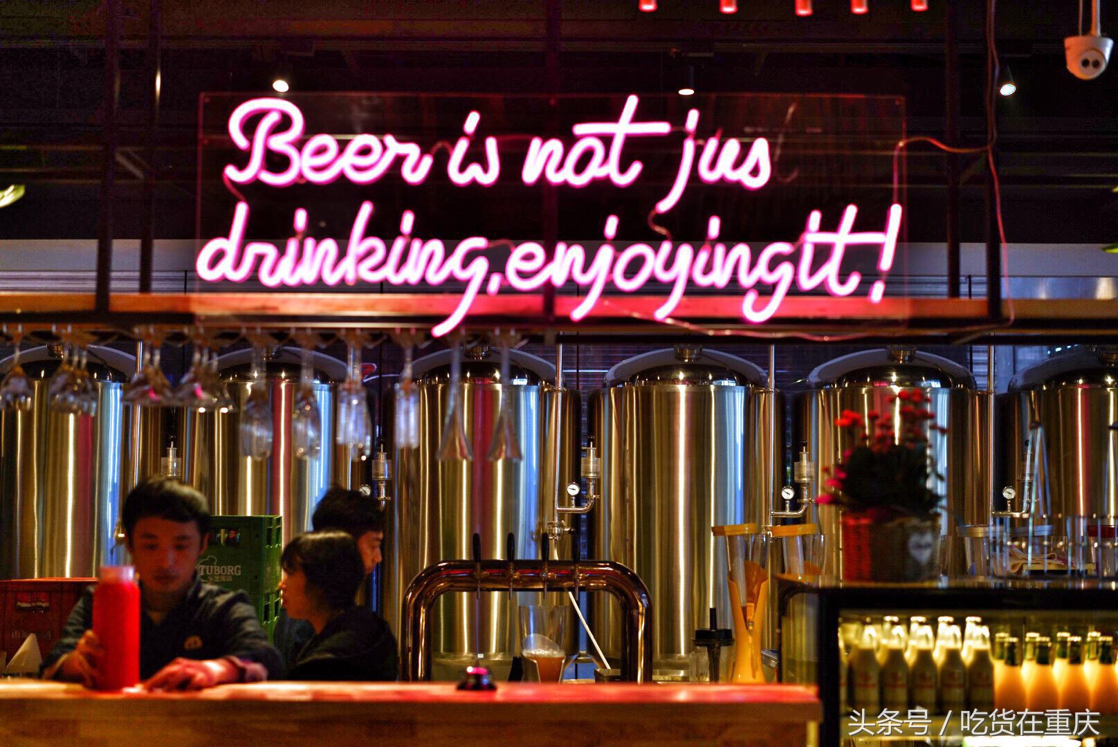 这家店卖串串,还是烧烤、酒吧、咖啡馆,承包了重庆人的空虚与爱