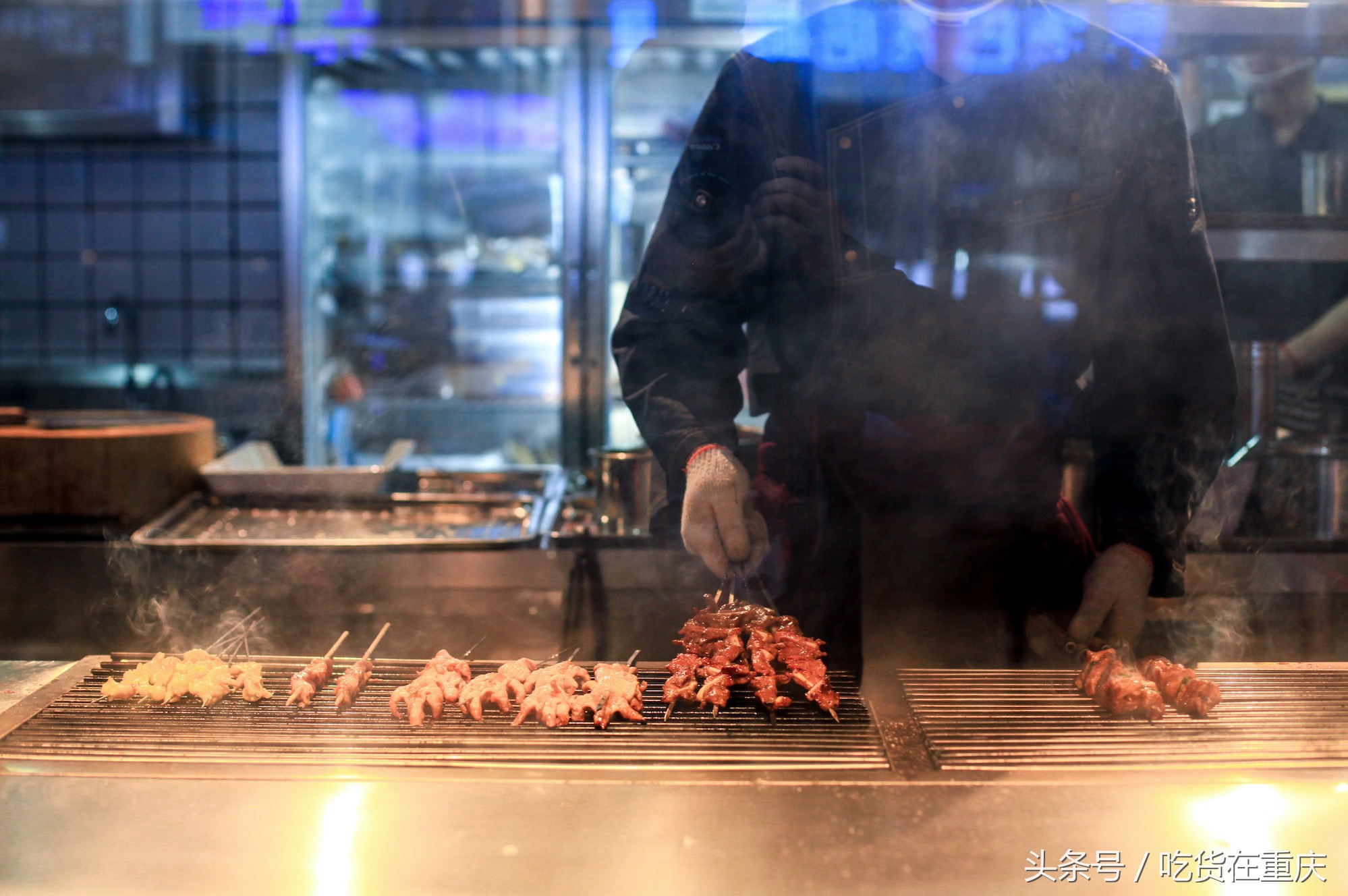 这家店卖串串,还是烧烤、酒吧、咖啡馆,承包了重庆人的空虚与爱