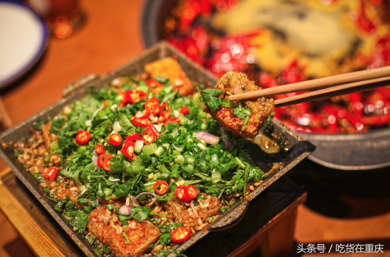 这家店卖串串,还是烧烤、酒吧、咖啡馆,承包了重庆人的空虚与爱