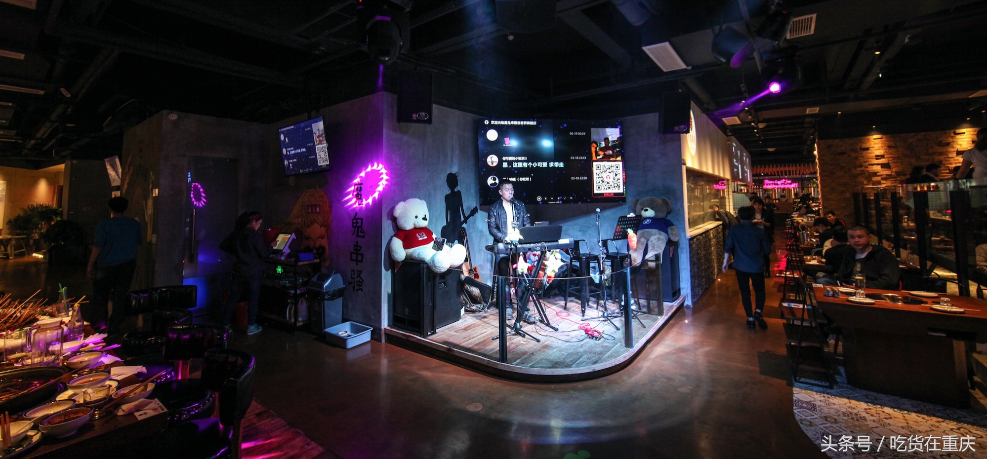 这家店卖串串,还是烧烤、酒吧、咖啡馆,承包了重庆人的空虚与爱