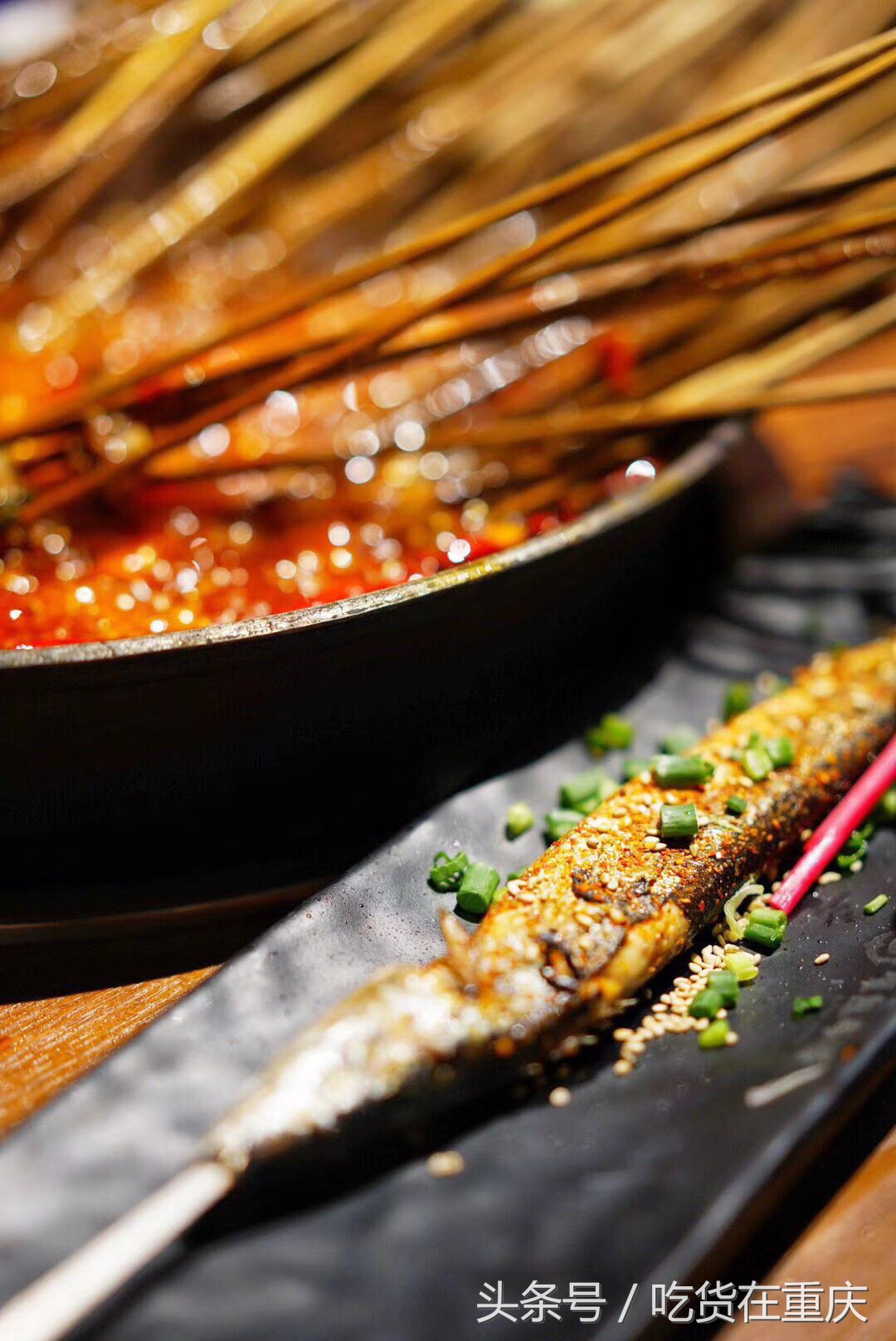 这家店卖串串,还是烧烤、酒吧、咖啡馆,承包了重庆人的空虚与爱