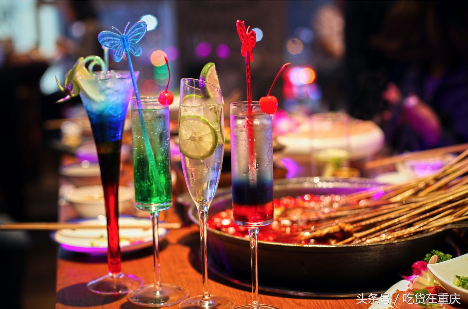 这家店卖串串,还是烧烤、酒吧、咖啡馆,承包了重庆人的空虚与爱