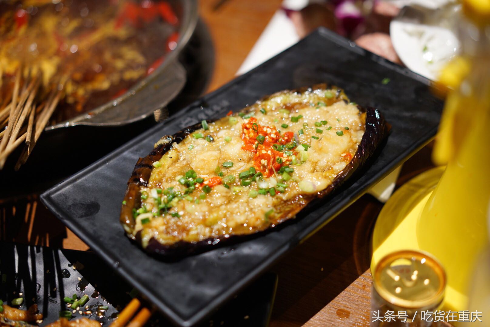 这家店卖串串,还是烧烤、酒吧、咖啡馆,承包了重庆人的空虚与爱