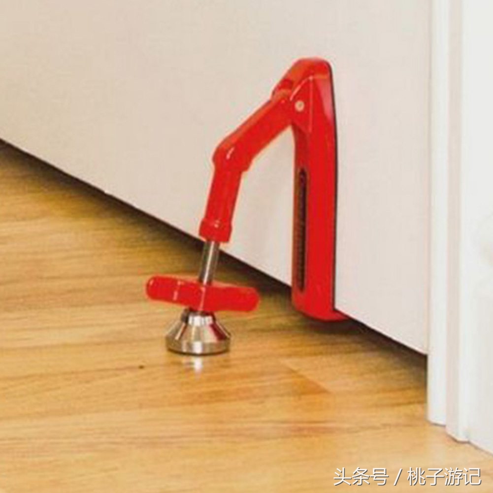 女孩子一个人住酒店反锁门,女生一个人住酒店有人敲门怎么办