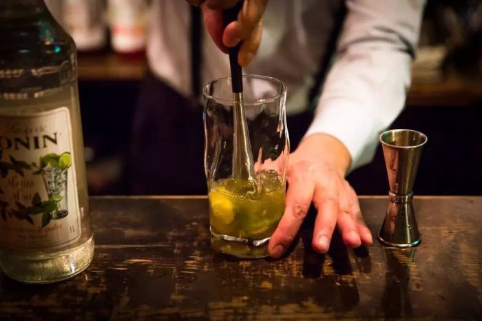 最简单的调酒方法,调酒四种手法