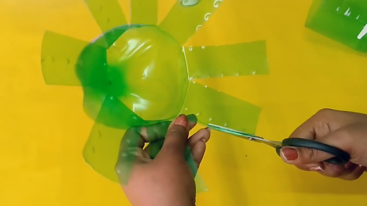 废瓶子改造花篮,塑料瓶子改造大全简单