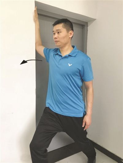 青少年驼背怎么办？这些动作应该练