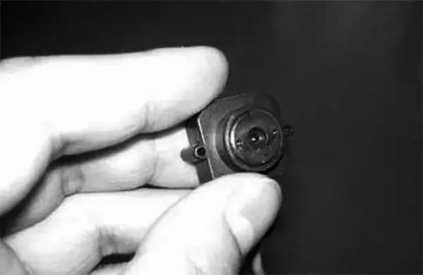 如何查房间里有没有针孔摄像头,如何查询房间里是否有针孔摄像头