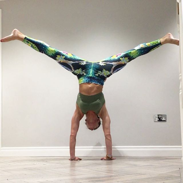 初学瑜伽穿什么样的瑜伽服最好练,瑜伽宽松衣服的体式