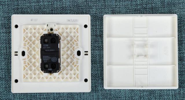 施耐德三开单控无边框开关怎么拆,施耐德无框开关拆卸