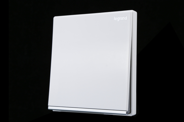 施耐德三开单控无边框开关怎么拆,施耐德无框开关拆卸