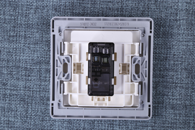 施耐德三开单控无边框开关怎么拆,施耐德无框开关拆卸