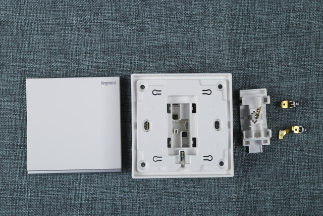 施耐德三开单控无边框开关怎么拆,施耐德无框开关拆卸