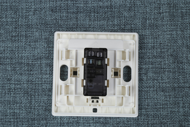 施耐德三开单控无边框开关怎么拆,施耐德无框开关拆卸