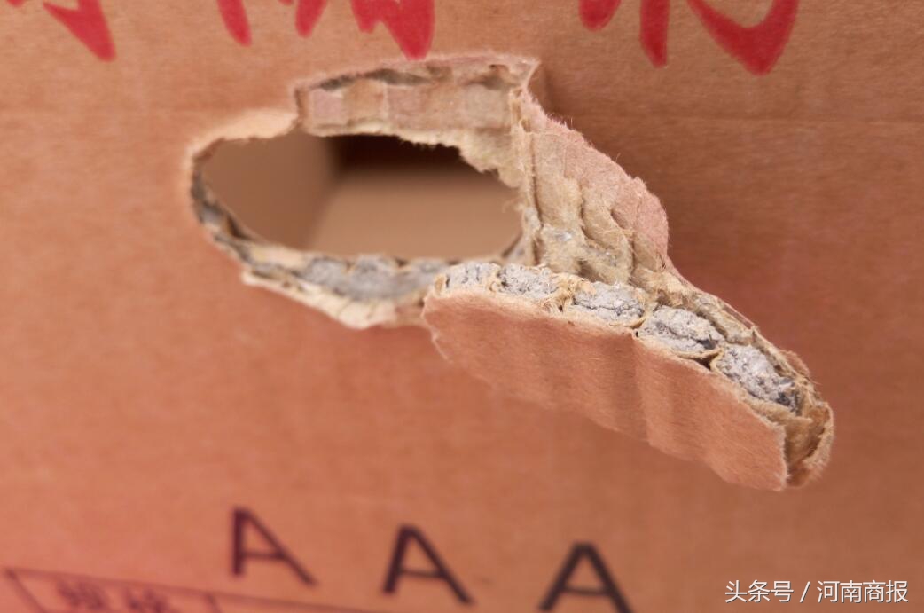 女子买了一箱苹果空纸箱,女子购买一箱苹果空纸箱重2.7公斤