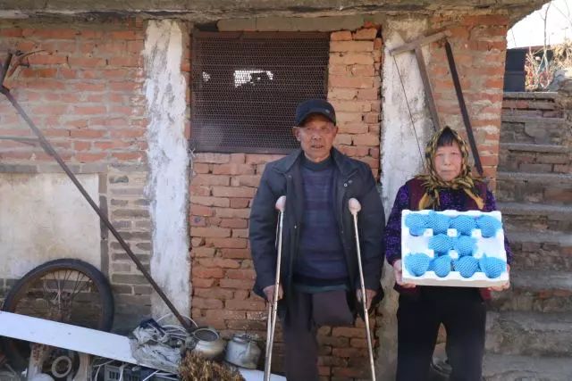 身残志坚的爷爷,身残志坚拄拐杖致富