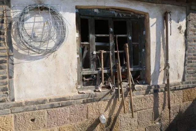 身残志坚的爷爷,身残志坚拄拐杖致富