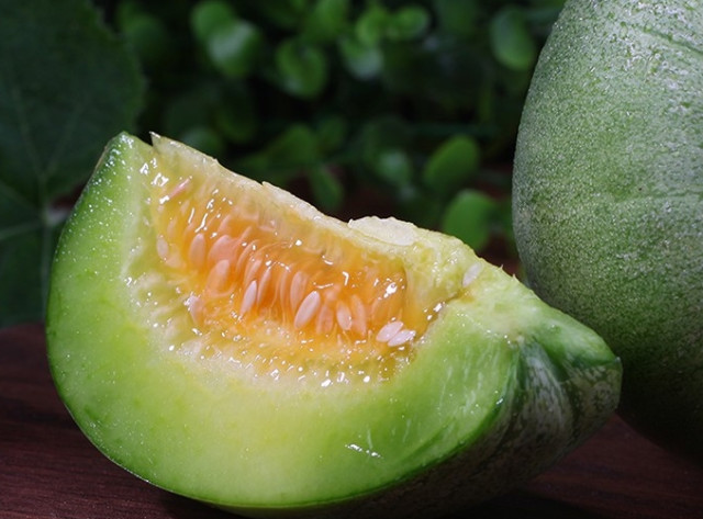 身残志坚的爷爷,身残志坚拄拐杖致富