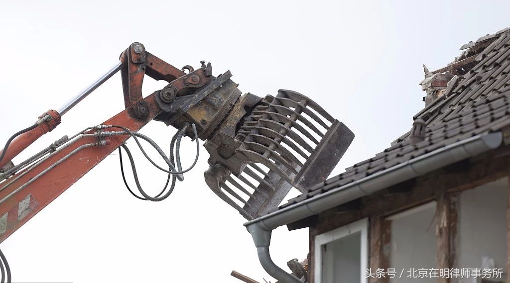 挖掘机拆了老房子,挖掘机破碎锤拆小房子怎么好拆