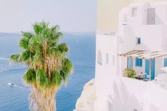 悬崖上的酒店？希腊这个地方成了无数情侣梦寐以求的旅行目的地的