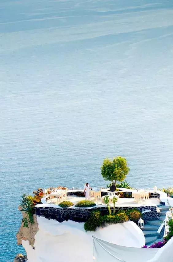 悬崖上的酒店？希腊这个地方成了无数情侣梦寐以求的旅行目的地的