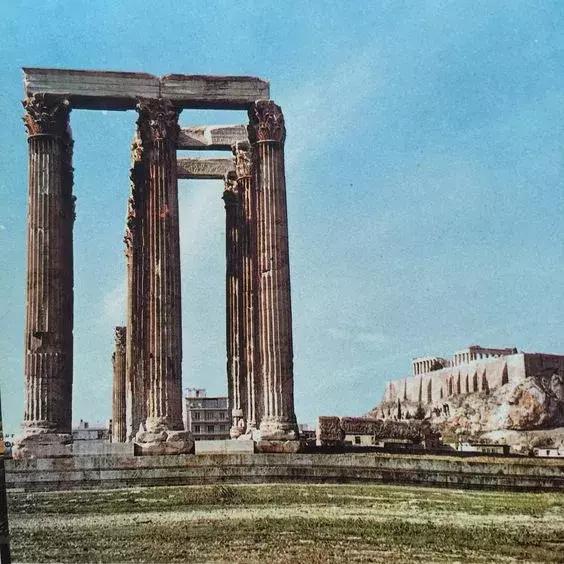 悬崖上的酒店？希腊这个地方成了无数情侣梦寐以求的旅行目的地的