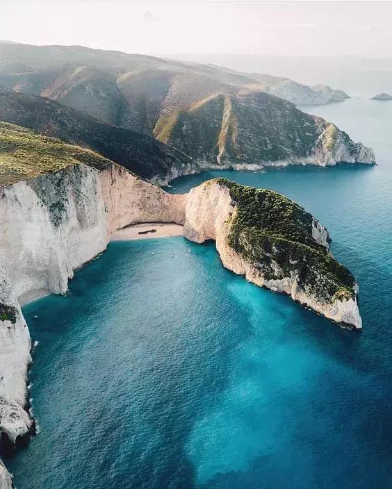 悬崖上的酒店？希腊这个地方成了无数情侣梦寐以求的旅行目的地的