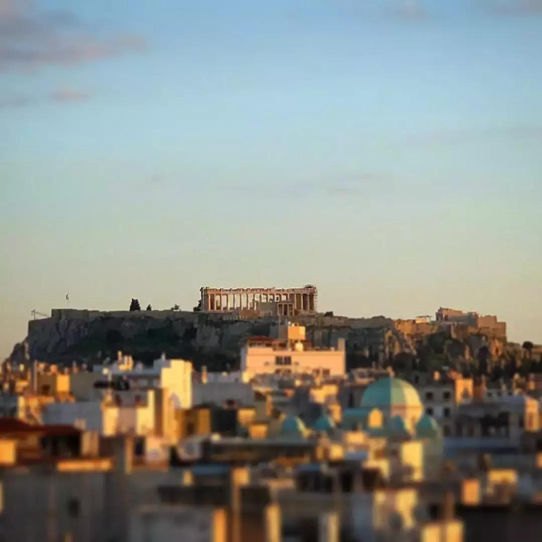 悬崖上的酒店？希腊这个地方成了无数情侣梦寐以求的旅行目的地的