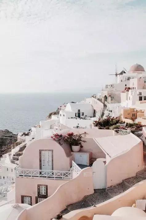 悬崖上的酒店？希腊这个地方成了无数情侣梦寐以求的旅行目的地的