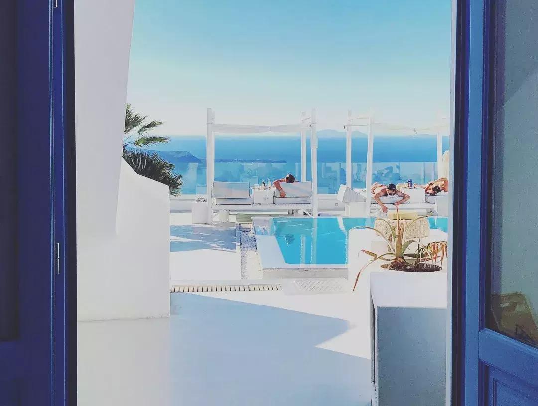 悬崖上的酒店？希腊这个地方成了无数情侣梦寐以求的旅行目的地的