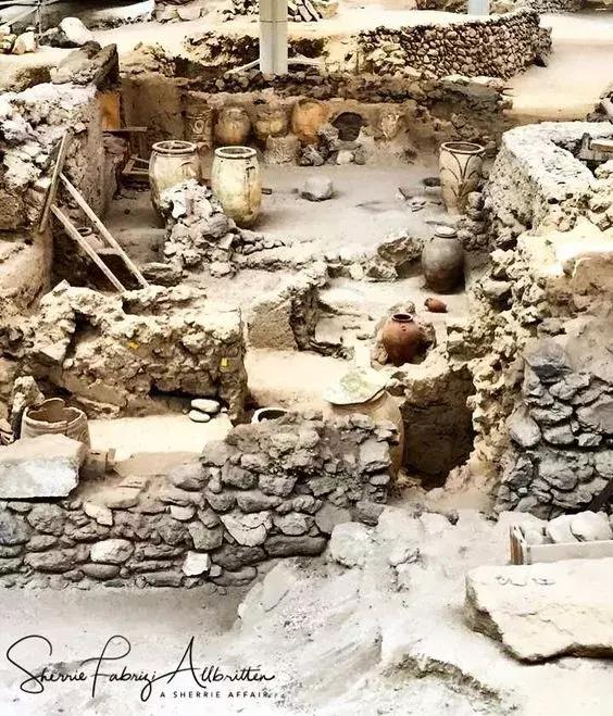 悬崖上的酒店？希腊这个地方成了无数情侣梦寐以求的旅行目的地的