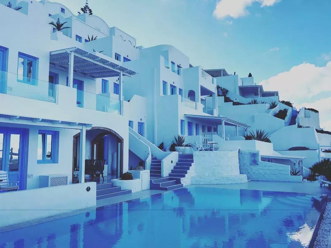 悬崖上的酒店？希腊这个地方成了无数情侣梦寐以求的旅行目的地的