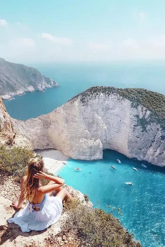 悬崖上的酒店？希腊这个地方成了无数情侣梦寐以求的旅行目的地的