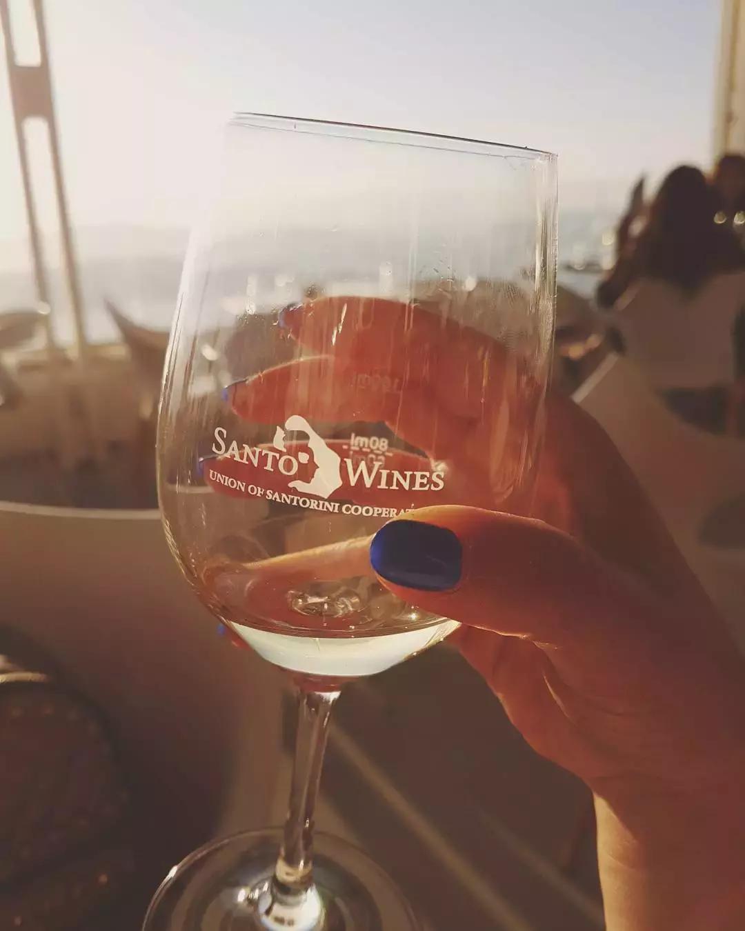 悬崖上的酒店？希腊这个地方成了无数情侣梦寐以求的旅行目的地的