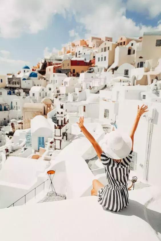 悬崖上的酒店？希腊这个地方成了无数情侣梦寐以求的旅行目的地的