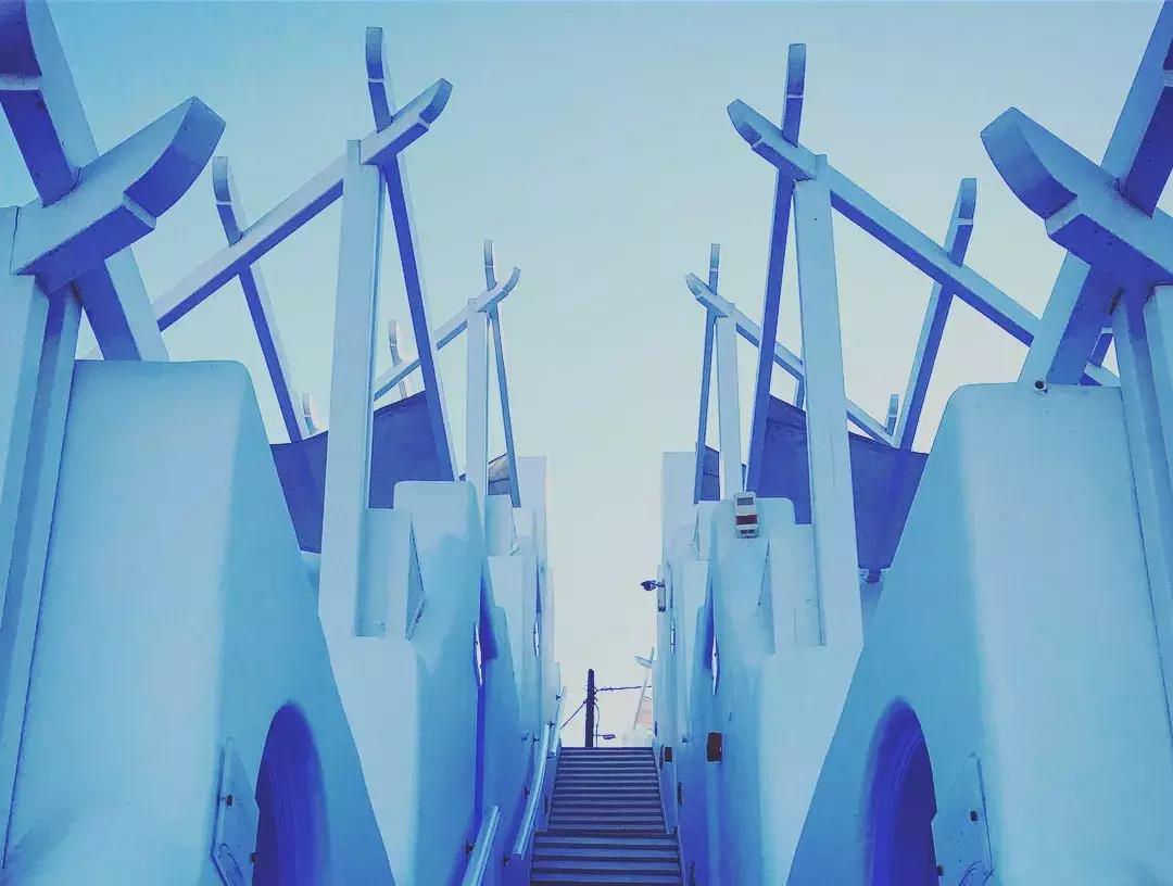 悬崖上的酒店？希腊这个地方成了无数情侣梦寐以求的旅行目的地的