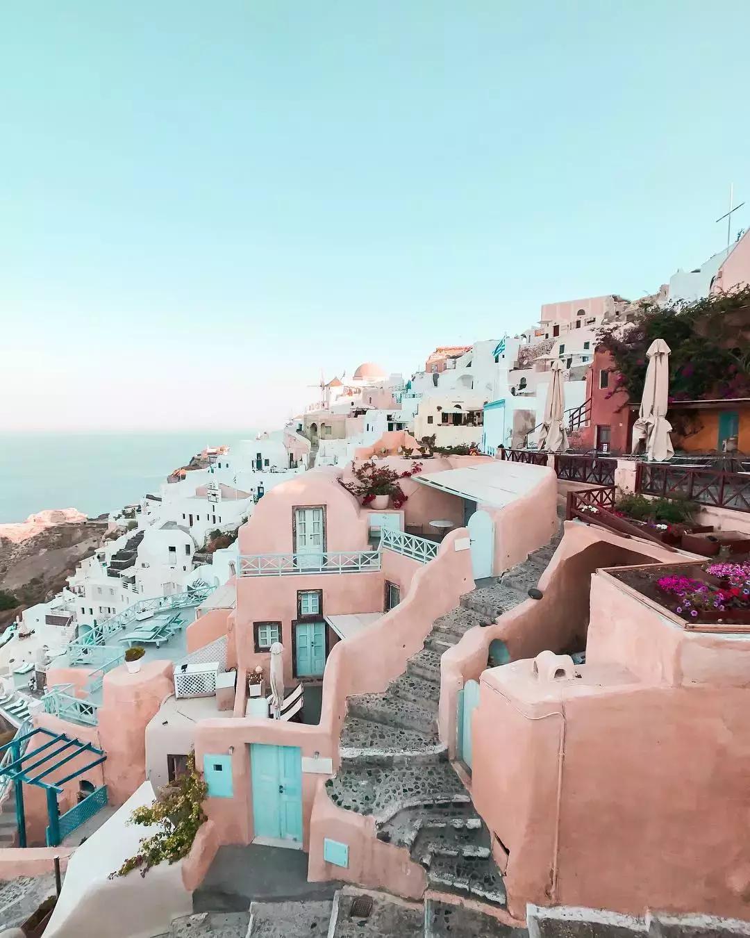 悬崖上的酒店？希腊这个地方成了无数情侣梦寐以求的旅行目的地的