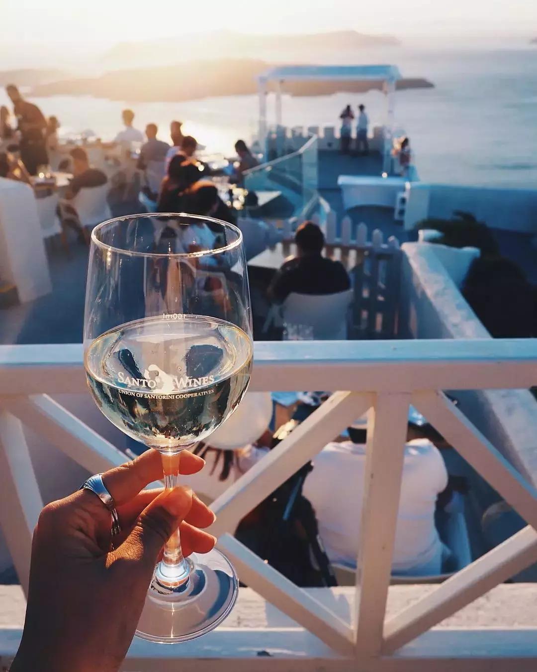 悬崖上的酒店？希腊这个地方成了无数情侣梦寐以求的旅行目的地的